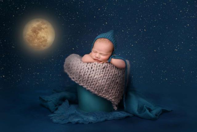 Baby mit Mond Fotoshooting in Berlin