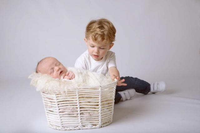 Neugeborenes Baby mit Bruder - Fotoshooting in Berlin 