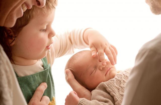 Neugeborenes Baby mit Familie Fotografie 